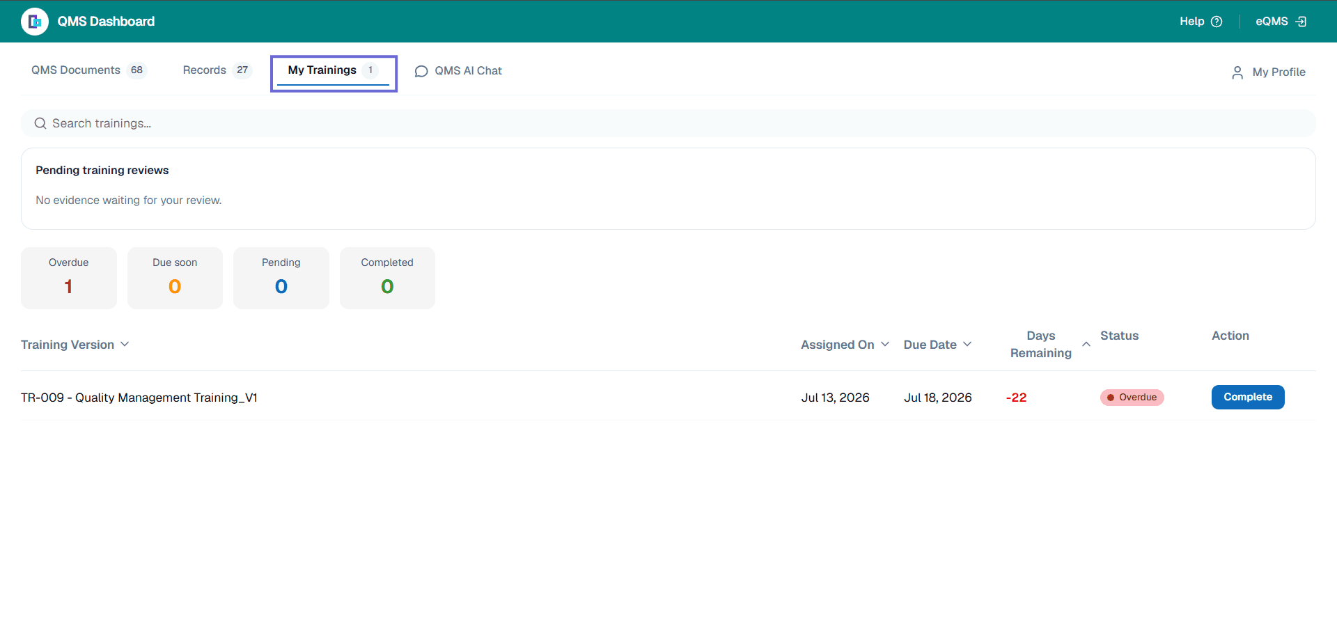 QMS Dashboard s vybranou a zvýrazněnou kartou My Trainings vedle karet QMS Documents, Records a QMS AI Chat. Nad seznamem školení je pole pro hledání, panel Pending training reviews a přehledové dlaždice Overdue, Due soon, Pending a Completed. Každý řádek zobrazuje Training Version se sloupci Assigned On, Due Date, Days Remaining a Status a akci Complete.